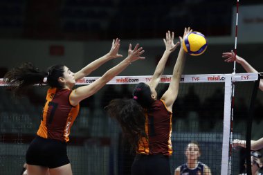 ISTANBUL, TURKEY - 30 Ocak 2022: Nilay Karaagac ve Su Zent, Burhan Felek Spor Salonu 'nda oynanan Galatasaray-Yesilyurt Türkiye Sultanlar Ligi karşılaşmasında