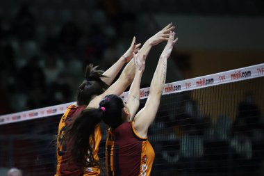 ISTANBUL, TURKEY - 30 Ocak 2022: Nilay Karaagac ve Sasa Planinsec, Burhan Felek Spor Salonu 'nda oynanan Galatasaray-Yesilyurt Türkiye Sultanlar Ligi karşılaşmasında