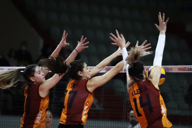 ISTANBUL, TURKEY - 30 Ocak 2022: Su Zent ve Alexia Ioana Carutasu, Burhan Felek Spor Salonu 'nda oynanan Galatasaray-Yesilyurt Türkiye Sultanlar Ligi karşılaşmasında eylem halindeler