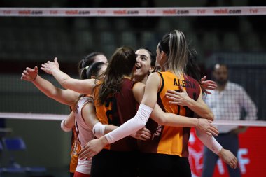 ISTANBUL, TURKEY - 30 Ocak 2022: Galatasaray oyuncuları Burhan Felek Spor Salonu 'nda oynanan Yesilyurt Türkiye Sultanlar Ligi karşılaşmasında skor puanını kutluyorlar