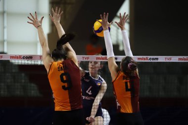 ISTANBUL, TURKEY - 30 Ocak 2022: Sasa Planinsec ve Beren Yesilyurt Türkiye Sultanlar Ligi 'nin Burhan Felek Spor Salonu' nda oynanan Galatasaray-Yesilyurt maçı sırasında