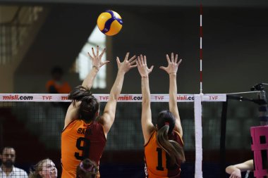 ISTANBUL, TURKEY - 30 Ocak 2022: Sasa Planinsec ve Gamze Kılıç, Burhan Felek Spor Salonu 'nda oynanan Galatasaray-Yesilyurt Türkiye Sultanlar Ligi karşılaşmasında eylem halindeler