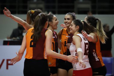 ISTANBUL, TURKEY - 30 Ocak 2022: Galatasaray oyuncuları Burhan Felek Spor Salonu 'nda oynanan Yesilyurt Türkiye Sultanlar Ligi karşılaşmasında skor puanını kutluyorlar