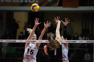 ISTANBUL, TURKEY - 30 Ocak 2022: Kiera Van Ryk, Burhan Felek Spor Salonu 'nda Türk Hava Yollari vs Eczacibasi Türk Sultanlar Ligi karşılaşmasında eylem halinde