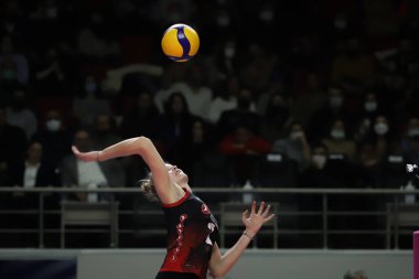 İSTANBUL, TURKEY - 30 HAZİRAN 2022: Hanna Orthmann, Burhan Felek Spor Salonu 'nda Türk Hava Yollari' nin Eczacibasi 'ye açtığı Türk Sultanlar Ligi karşılaşmasında görev başında