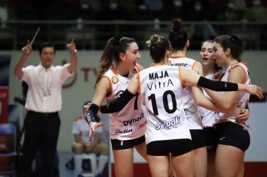 ISTANBUL, TURKEY - 30 Ocak 2022: Eczacibasi oyuncuları Burhan Felek Spor Salonu 'nda Türk Hava Yollari Sultanları Ligi karşılaşmasında skor puanını kutluyorlar