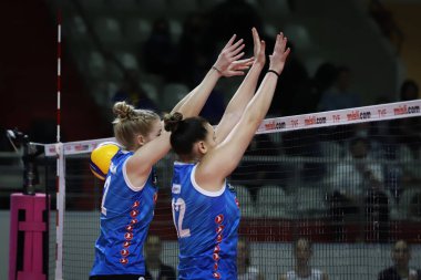 ISTANBUL, TURKEY - 23 Ocak 2022: TeTori Dixon ve Hanna Orthmann, Burhan Felek Spor Salonu 'nda Türk Hava Yolları ve Yesilyurt Türk Sultanları Ligi karşılaşmasında çatışmada