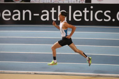 İSTANBUL, TURKEY - 16 HAZİRAN 2022: Türkiye Salon Atletizm Rekoru Yarışları sırasında koşan tanımlanamayan sporcu