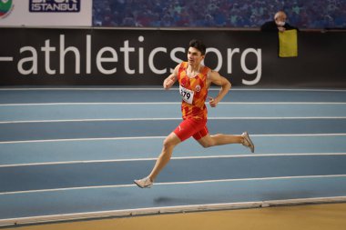 İSTANBUL, TURKEY - 16 HAZİRAN 2022: Türkiye Salon Atletizm Rekoru Yarışları sırasında koşan tanımlanamayan sporcu