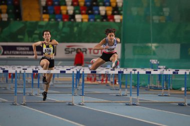 İSTANBUL, TURKEY - 16 HAZİRAN 2022: Türkiye Salon Atletizm Rekoru Yarışları sırasında 60 metre engelli koşan sporcular