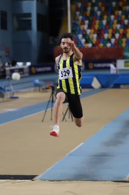 İSTANBUL, TURKEY - 16 HAZİRAN 2022: Türkiye Salon Atletizm Rekoru Yarışları sırasında tanımlanamayan atlet üçlü atlama