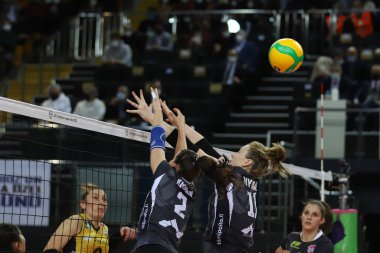 ISTANBUL, TURKEY - 20 Ocak 2022: Vakıfbank vs LP Salo CEV Şampiyonlar Ligi Volley Maçı 'nda Jessica Kosonen ve Kaisa Nyman