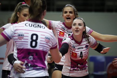 ISTANBUL, TURKEY - 15 Şubat 2022: Fenerbahçe Opet 'te Mahe Mauriat, Burhan Felek Spor Salonu' nda Beziers Voleybol Şampiyonlar Ligi Şampiyonlar Ligi Volesi karşılaşmasına karşı