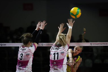 ISTANBUL, TURKEY - 15 Şubat 2022: Maiara Basso ve Bianca Farriol, Burhan Felek Spor Salonu 'nda oynanan Fenerbahçe Opet - Beziers Volley CEV Şampiyonlar Ligi Volesi Şampiyonlar Ligi Volesi karşılaşmasında