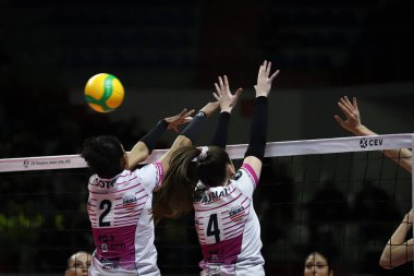 ISTANBUL, TURKEY - 15 Şubat 2022: Yeisy Soto ve Mahe Mauriat, Burhan Felek Spor Salonu 'nda oynanan Fenerbahçe Opet - Beziers Volley CEV Şampiyonlar Ligi Volesi Şampiyonlar Ligi Volesi karşılaşmasında