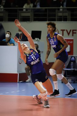 ISTANBUL, TURKEY - 20 Şubat 2022: Naz Aydemir Akyol, Burhan Felek Spor Salonu 'nda oynanan Fenerbahçe Opet-PTT Türkiye Sultanlar Ligi karşılaşmasında eylem halinde