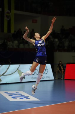 ISTANBUL, TURKEY - 20 Şubat 2022: Arina Fedorovtseva, Burhan Felek Spor Salonu 'nda Fenerbahçe Opet vs PTT Türkiye Sultanlar Ligi karşılaşmasında görev yapıyor