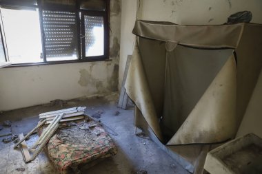 İSTANBUL, TURKEY - HAZİRAN 06, 2022: İstanbul genelevinin bulunduğu ve 2019 yılında kapatıldığı Zurefa Caddesi 'ndeki terk edilmiş genelevde terk edilmiş oda