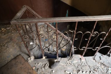 İSTANBUL, TURKEY - HAZİRAN 06, 2022: İstanbul 'un genelev ilçesinin 2019' da kapatıldığı Zurefa Caddesi 'ndeki terk edilmiş ve terk edilmiş genelev