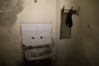 İSTANBUL, TURKEY - HAZİRAN 06, 2022: İstanbul genelevinin bulunduğu ve 2019 yılında kapatıldığı Zurefa Caddesi 'ndeki terk edilmiş ve terk edilmiş genelevde ayrıntılar