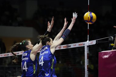 ISTANBUL, TURKEY - FEBRUARY 07, 2022: Eda Erdem Dundar ve Anna Lazareva, Burhan Felek Spor Salonu 'nda Türk Hava Yolları' na karşı Fenerbahçe Opet Türkiye Sultanlar Ligi karşılaşmasında eylem halindeler