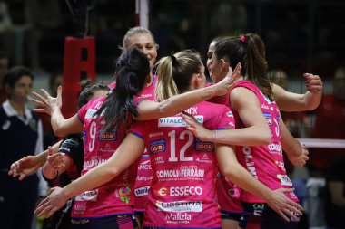 İSTANBUL, TURKEY - Şubat 02, 2022: İgor Gorgonzola Novara oyuncuları Burhan Felek Spor Salonu 'nda düzenlenen Türk Hava Yollari CEV Şampiyonlar Ligi Volley Maçı' nda skor puanını kutluyorlar