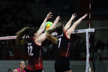 ISTANBUL, TURKEY - Şubat 02, 2022: Turk Hava Yollari 'de Kiera Van Ryk ve TeTori Dixon, Burhan Felek Spor Salonu' nda Igor Gorgonzola Novara CEV Şampiyonlar Ligi Volley Maçı