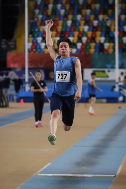 İSTANBUL, TURKEY - 19 Şubat 2022: Atakoy Atletizm Arena 'da düzenlenen Türkiye Olimpiyat Hazırlık Merkezi Atletizm Festivali' nde tanımlanamayan atletler üçlü atlama
