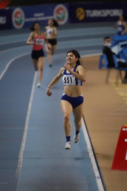 İSTANBUL, TÜRKEYE - 19 Şubat 2022: Atakoy Atletizm Arenasında Türkiye Olimpiyat Hazırlık Merkezi Sporcuları Festivali sırasında koşan sporcular