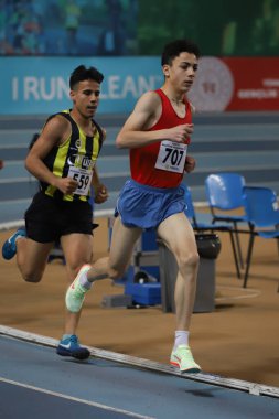 İSTANBUL, TÜRKEYE - 19 Şubat 2022: Atakoy Atletizm Arenasında Türkiye Olimpiyat Hazırlık Merkezi Sporcuları Festivali sırasında koşan sporcular