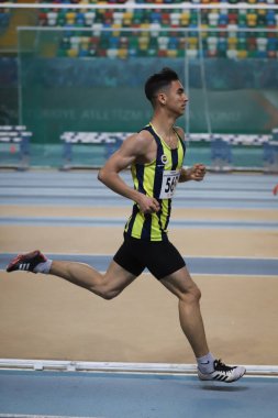 İSTANBUL, TURKEY - 19 Şubat 2022: Atakoy Atletizm Arenasında Türkiye Olimpiyat Hazırlık Merkezi Atletizm Festivali sırasında koşan tanımlanamayan sporcu