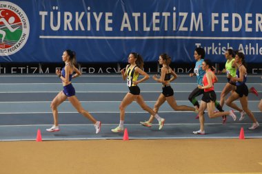 İSTANBUL, TÜRKEYE - 27 Şubat 2022: Atakoy Atletizm Arenasında Türkiye Salon Atletizm Şampiyonası sırasında koşan sporcular