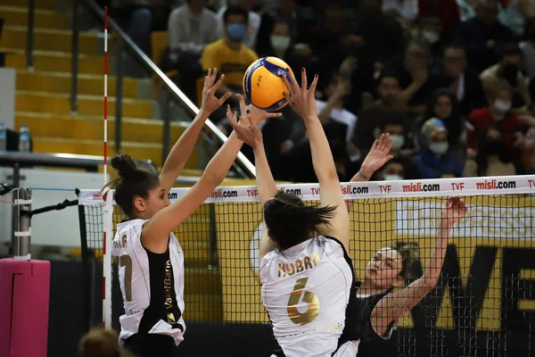 Istanbul Turkey February 2022 Derya Cebecioglu Kubra Caliskan Action Vakifbank — Stockfoto