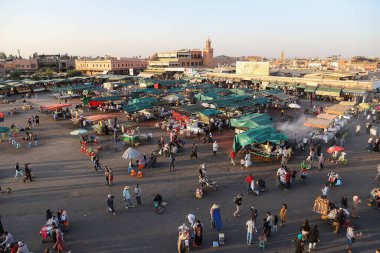 MARRAKESH, MOROCCO - 29 Ekim 2021: Jemaa el-Fnaa 'da Marakeş' in yerli ve turistler tarafından kullanılan ana meydanı