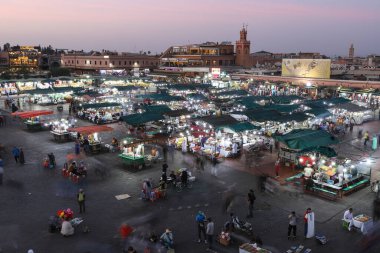 MARRAKESH, MOROCCO - 29 Ekim 2021: Jemaa el-Fnaa 'da Marakeş' in yerli ve turistler tarafından kullanılan ana meydanı