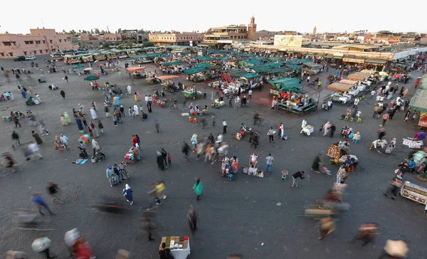 モロッコのマラケシュ 2021年10月29日 マラケシュの主要広場であるジェマ フナの人々が地元の人々や観光客に利用されている — ストック写真
