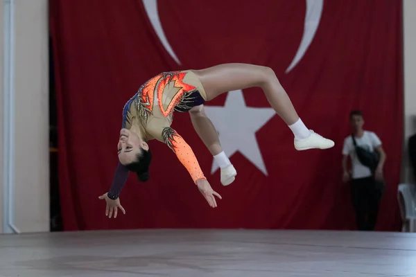 Istanbul Turkey April 2022 Невизначений Спортсмен Виступає Під Час Аеробатичного — стокове фото
