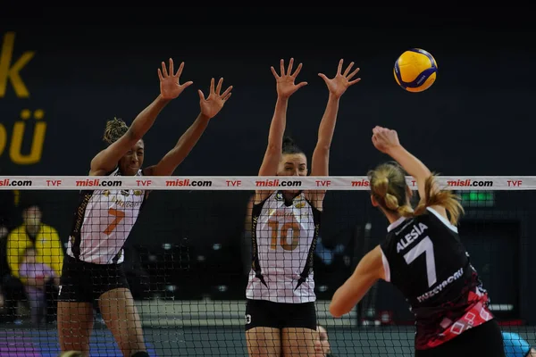 Istanbul Turkey April 2022 Chiaka Ogbogu Gabriela Guimaraes Action Vakifbank — Foto de Stock