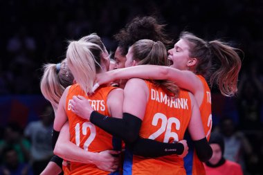 ANKARA, TURKIYE - HAZİRAN 05, 2022: Hollanda 'lı oyuncular, Ankara Arena' da oynanan Sırbistan VNL havuzunda skor puanını kutluyor