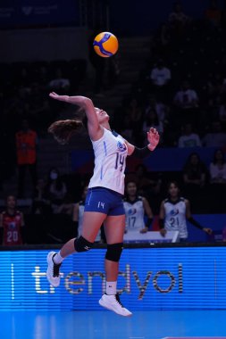 ANKARA, TURKIYE - Haziran 04, 2022: Chuewulim Sutadta, Ankara Arena 'da oynanan Tayland vs Belçika VNL Havuz Maçı' nda görev yapıyor