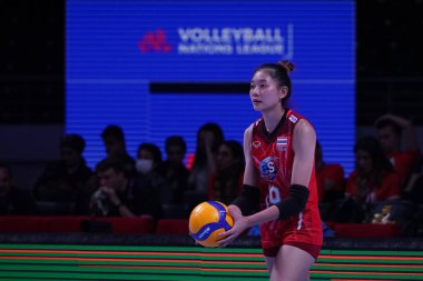 ANKARA, TURKIYE - HAZİRAN 05, 2022: Moksri Chatchu-On, Ankara Arena 'da oynanan Tayland-Çin VNL Havuz Maçı sırasında servis veriyor