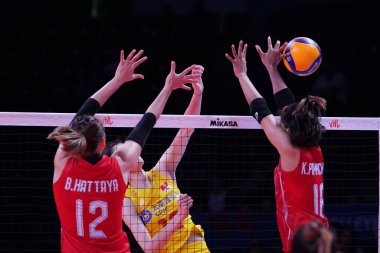 ANKARA, TURKIYE - Haziran 05, 2022: Bamrungsuk Hattaya ve Kokram Pimpichaya, Ankara Arena 'da oynanan Tayland-Çin VNL Havuz maçı sırasında