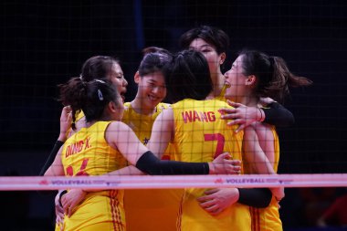 ANKARA, TURKIYE - Haziran 05, 2022: Çinli oyuncular Ankara Arena 'da oynanan Tayland VNL Havuz Maçı' nda skor puanını kutluyorlar