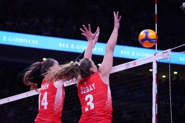 ANKARA, TURKIYE - Haziran 05, 2022: Erdem Dundar Eda ve Özbay Cansu, Ankara Arena 'da oynanan Türkiye-Belçika VNL Havuzu karşılaşmasında eylem halindeler