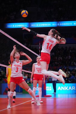 ANKARA, TURKIYE - Haziran 03, 2022: Erdem Dundar Eda Ankara Arena 'da oynanan Türkiye-Çin VNL havuz maçı öncesinde ısınıyor