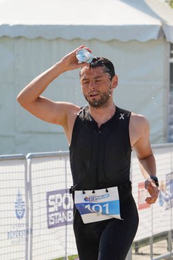 ISTANBUL, TURKIYE - Temmuz 02, 2022: Maltepe Su Spor Festivali sırasında su sporlarının bileşenlerinde yarışan tanımlanamayan sporcu