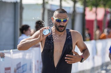 ISTANBUL, TURKIYE - Temmuz 02, 2022: Maltepe Su Spor Festivali sırasında su sporlarının bileşenlerinde yarışan tanımlanamayan sporcu