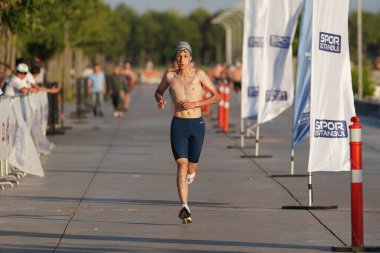 ISTANBUL, TURKIYE - Temmuz 02, 2022: Maltepe Su Spor Festivali sırasında modern pentatlonda koşan tanımlanamayan sporcu