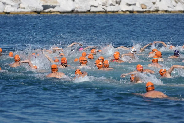 Istanbul Turkiye Ιουλίου 2022 Αθλητές Που Διαγωνίζονται Αγώνα Κολύμβησης Κατά — Φωτογραφία Αρχείου