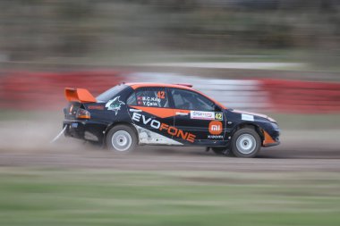 KOCAELI, TURKEY - 26 Aralık 2021: Bugra Can Kiliç, Türkiye Rallycross Şampiyonası sırasında Evofone Rallycross Rallicross Ralli Takımı 'ndan Mitsubishi Lancer IX' i sürdü.